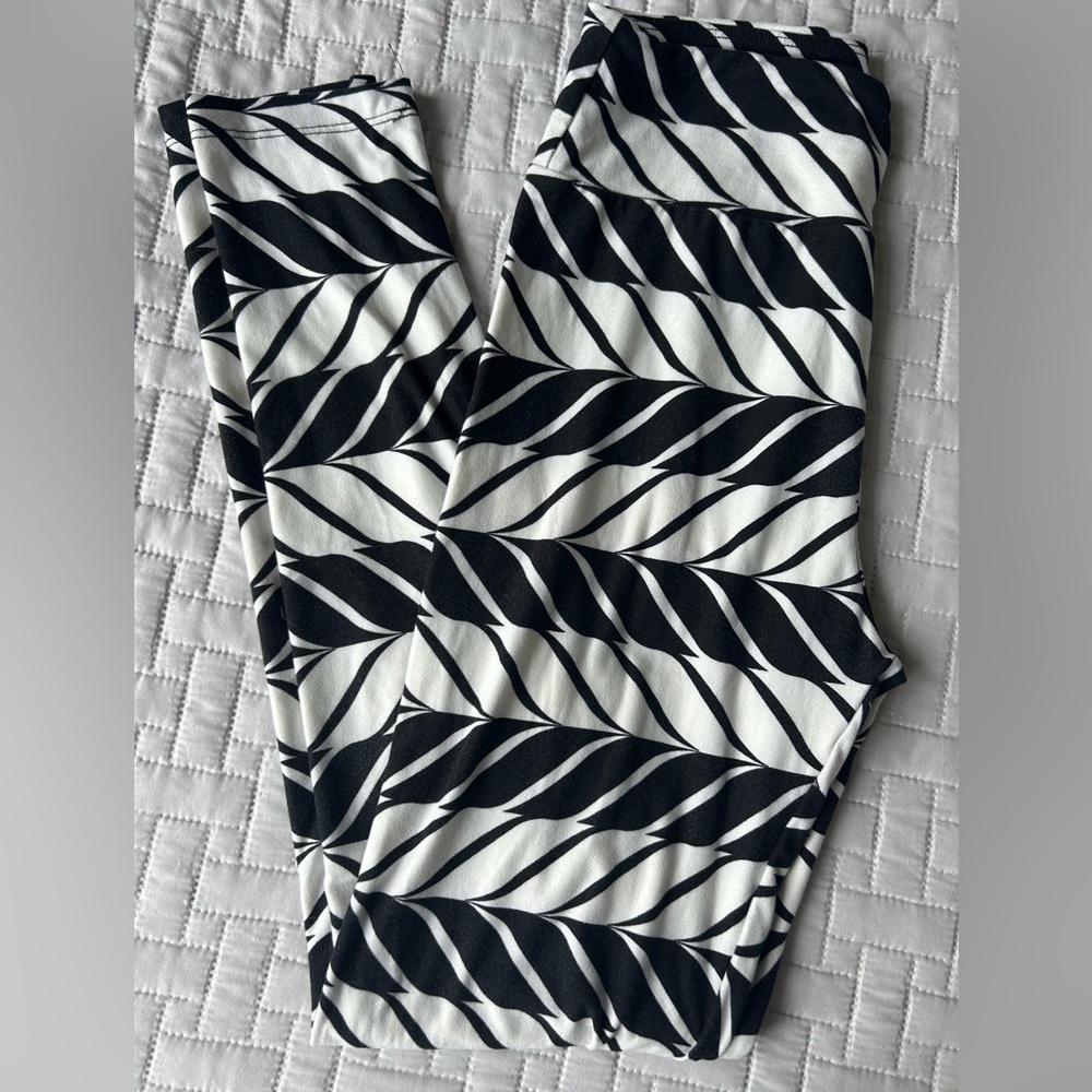 VINTAGE LuLaRoe OS Black and White Stripe Fun Pattern